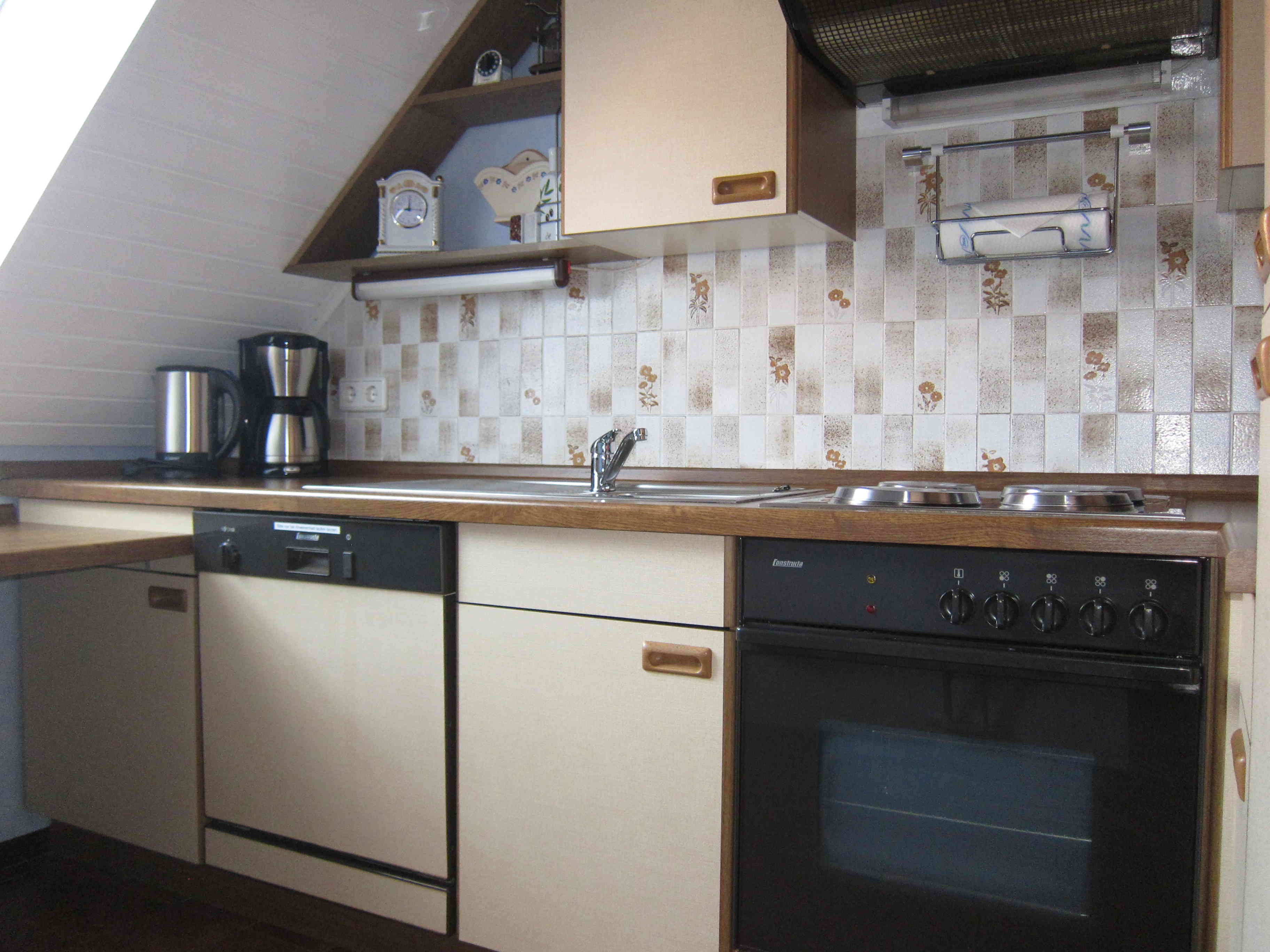 Küche mit Geschirrspüler, Kaffeemaschine und Toaster Küche mit Geschirrspüler, Kaffeemaschine und Toaster